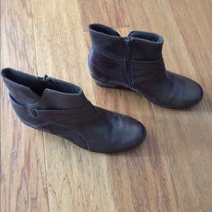 Clark’s Brown Booties 9.5 M, Excellent Condition
